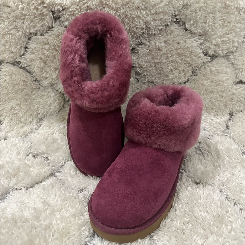 Ugg classic mini fluff Women's shoes in red. They have never been worn.